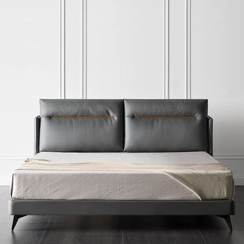 Скандинавска минималистичная кожено легло в основната спалня с двойно легло, модерна лекота